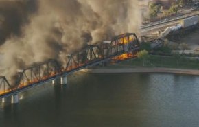 آتش‌سوزی در قطار آمریکایی به ریزش پل منجر شد + فیلم