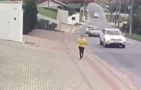بالفيديو .. ردة فعل امرأة سقطت طائرة خلفها في الشارع