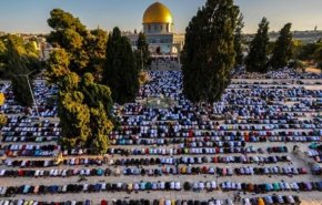 علی‌رغم اقدامات صهیونیست‌ها؛ دهها هزار نفر نماز عید را در مسجدالاقصی برگزار کردند