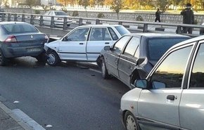 تصادف زنجیره‌ای بیش‌از ۵٠ خودرو در اتوبان کرج - قزوین + اسامی مصدومان