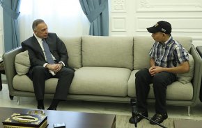 بالصور.. الكاظمي يستقبل الحدث حامد سعيد بعد اطلاق سراحه