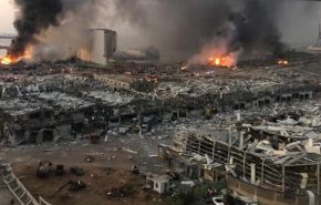 شعله‌ور شدن آتش در محل انفجار بندر بیروت