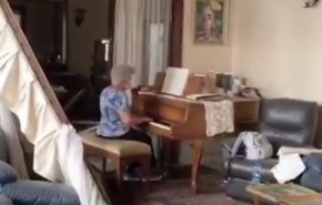 شاهد.. سيدة تعزف البيانو وسط مشاهد الدمار في بيروت