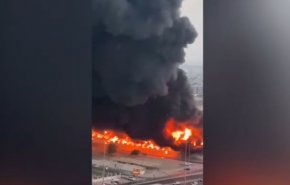 بالفيديو.. اندلاع حريق مروع في سوق عجمان الشعبي بالامارات
