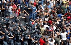 تظاهرات در بیروت؛ درگیری پلیس و نیروهای امنیتی با تظاهرکنندگان/ یک کشته و دهها زخمی + فیلم 