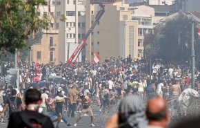 فیلمی از ورود تظاهركنندگان در بيروت به ساختمان وزارت اقتصاد 