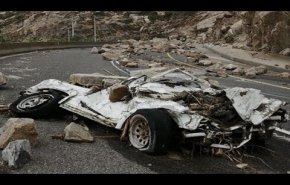 فيديو مروع..تساقط الصخور على السيارات في السعودية!