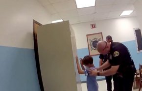 ویدئویی جنجالی از دستبند زدن پلیس آمریکا به دست کودک 8 ساله