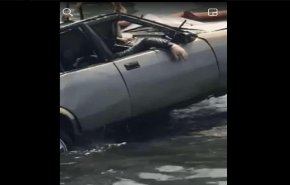 شاهد..انتشال جثة داخل سيارة من البحر قبالة مرفا بيروت