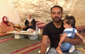 شاهد: عائلة فلسطينية تلجأ لمغارة تشعل مواقع التواصل