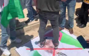 نمازگزاران فلسطینی پرچم امارات را لگدمال کردند و به آتش کشیدند+ فیلم
