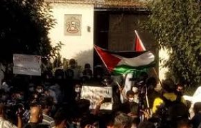 تجمع اعتراضی دانشجویان در برابر سفارت امارات در تهران/ امارات باید تاوانِ نفاقِ فتنه‌آمیزش را بپردازد
