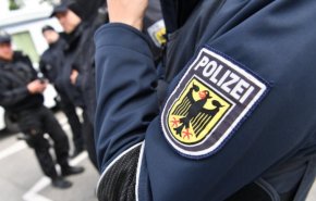 پلیس آلمان هم زانو بر روی گردن متهم گذاشت + ویدیو