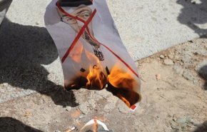 تونسی‌های خشمگین تصاویر بن زاید و پرچم اسرائیل را به آتش کشیدند
