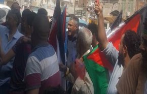 پرچم رژیم صهیونیستی در جنوب یمن به آتش کشیده شد+فیلم