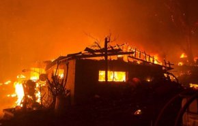  آتش‌سوزی گسترده در کالیفرنیا/ یک خلبان کشته و هزاران نفر آواره شدند