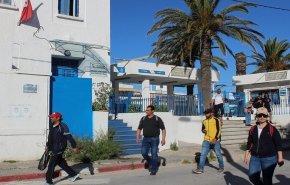 تونس تفرض حظر تجوال في بلدتين لوقف تفشي فيروس كورونا
