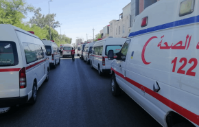 بالصور.. سيارات إسعاف تقطع شارعاً رئيساً في كربلاء