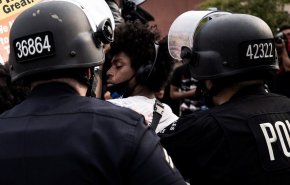 شاهد..احتجاجات عنيفة في ولاية أمريكية بعد إطلاق الشرطة النار على رجل اسود!