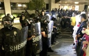 فیلم| معترضان در شهر کنوشا در ایالت ویسکانسین آمریکا شیشه خودروها را شکستند
