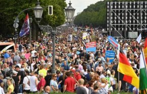 شرطة ألمانيا تفض مظاهرة لمحتجين ضد إجراءات احتواء كورونا 