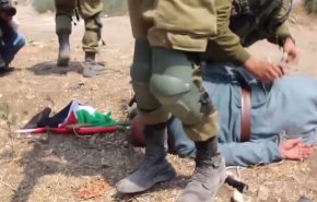 بالفيديو.. ضابط اسرائيلي ينكل بوحشية بناشط في طولكرم 