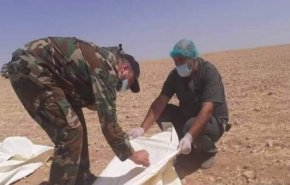 الحكومة السورية تتسلم جثث 14 جنديا عثر عليها بمقبرة جماعية بالرقة
