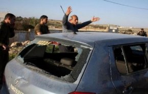 مستوطنون صهاينة يرشقون سيارة فلسطيني بالحجارة