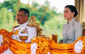 ملك تايلاند يعيد زوجته إلى الأسرة الملكية بعدما تبين أنها 