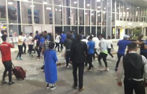 درگیری فیزیکی شدید بازیکنان استقلال با هواداران در فرودگاه
