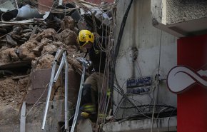 البحث عن شخص حي تحت الانقاض بعد شهر من انفجار بيروت