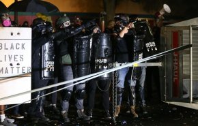 پلیس آمریکا دهها معترض را در پورتلند بازداشت کرد