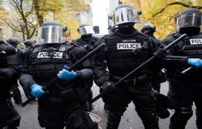 گزارش رویترز از حمایت پلیس آمریکا از هواداران مسلح ترامپ در حمله به تظاهرکنندگان 