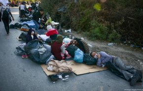 آلاف المهاجرين ينامون في العراء باليونان لهذا السبب