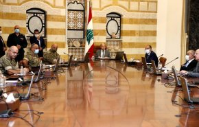 الرئيس اللبناني يترأس اجتماعا في المرفأ 