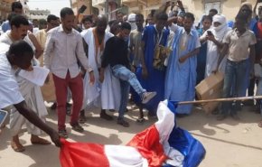 مردم خشمگین موریتانی پرچم فرانسه را آتش زدند

