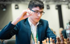 هزيمة بطل العالم في لعبة الشطرنج على يد 'فتى إيراني'