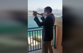 شاهد/حاخام يهودي ينفخ الشوفار في دبي بعد التطبيع!