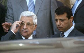 صحيفة عبرية: دحلان يتطلع لخلافة عباس في الرئاسة