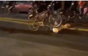 فیلم| پلیس سیاتل با دوچرخه از روی سر یک معترض رد شد!
