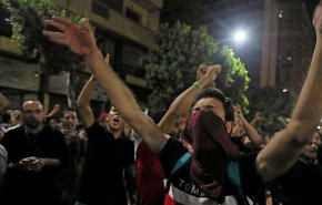 شاهد: الشرطة المصرية تطلق النار على المتظاهرين