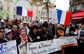 ليبيراسيون: لماذا كل هذا العنف غير المبرر على المحجبات في فرنسا؟