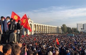 متظاهروا قرغيزستان يسيطرون على مبنى الحكومة ويطلقون سراح الرئيس السابق 
