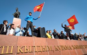 شاهد.. ليلة ساخنة في قرغيزستان تخللها اطلاق سراح الرئيس السابق