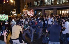 رغم عنف شرطة الاحتلال.. الاحتجاجات متواصلة ضد نتنياهو
