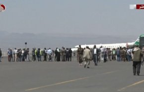  وصول طائرة أسرى الجيش واللجان الشعبية الى مطار صنعاء + فيديو