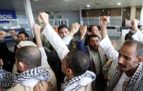 چهارمین گروه از اسرای آزاد شده یمنی وارد فرودگاه صنعا شدند + فیلم