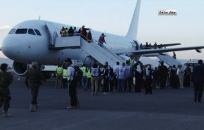 شاهد.. وصول الدفعة الرابعة من الأسرى المحررين إلى مطار صنعاء	