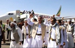 اولین هواپیما حامل 101 اسیر یمنی وارد فرودگاه صنعا شد/ شهادت 7 تن از اسرا