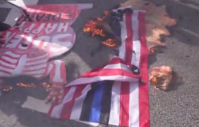 معترضان ضد ترامپ پرچم آمریکا را در بوستون آتش زدند